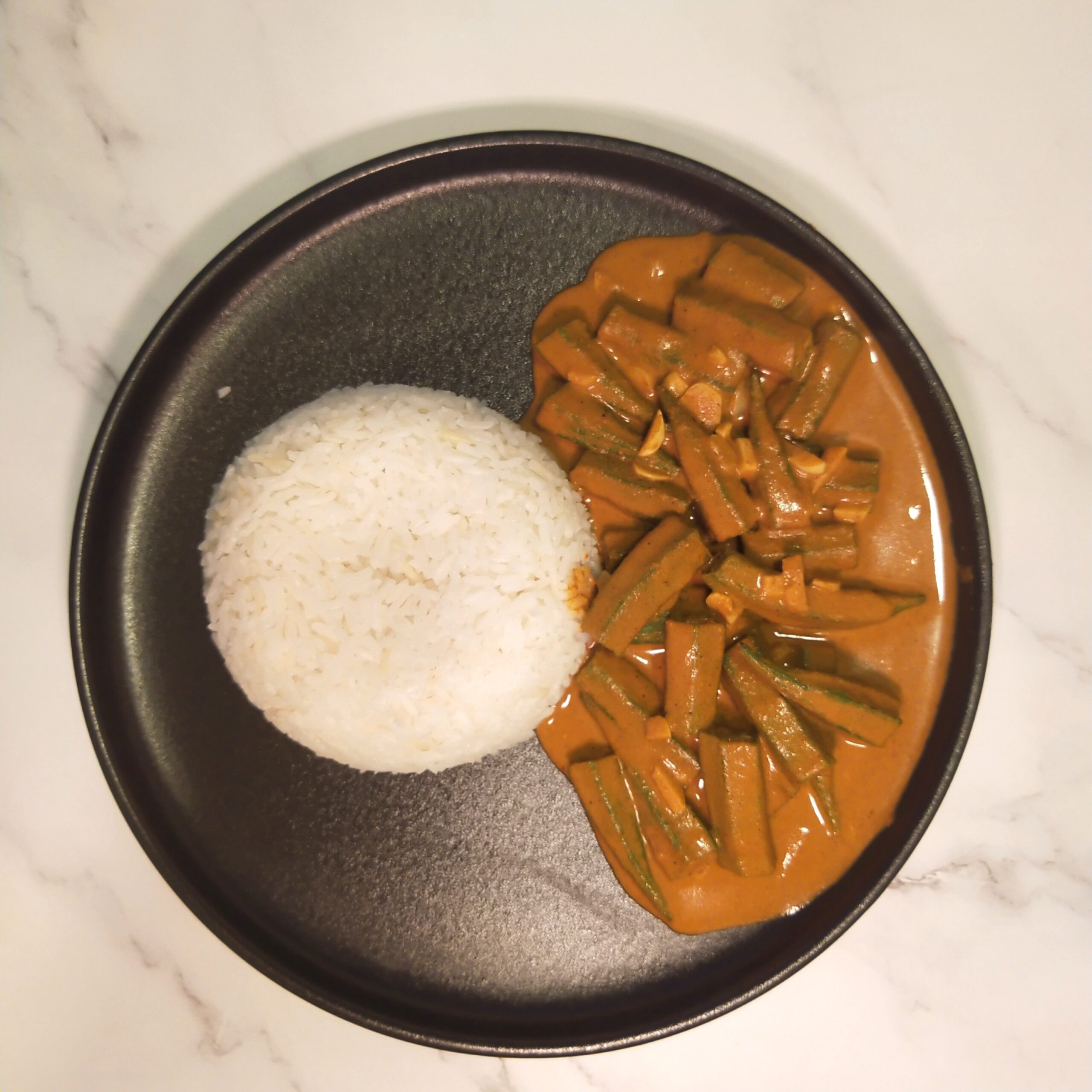 This is a comically simple dish. Literally white rice + ladies fingers that I boiled in a curry.